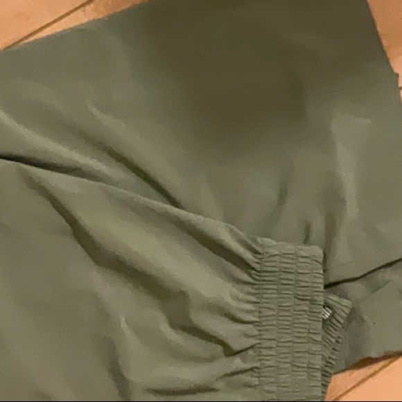 Vuori Villa Wideleg Pant in Pistachio - Picture 7 of 7